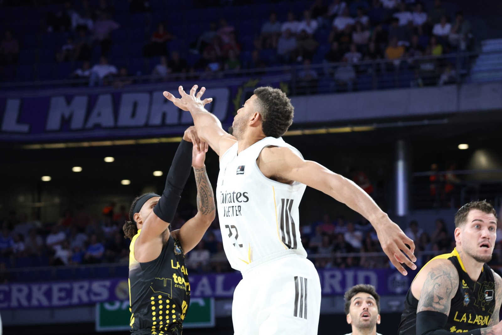 Tavares defendiendo